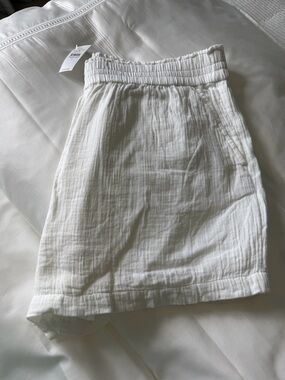 NWT Loft Outlet white lined shorts. XL. Gauze styling. Lightweight. Brand new!